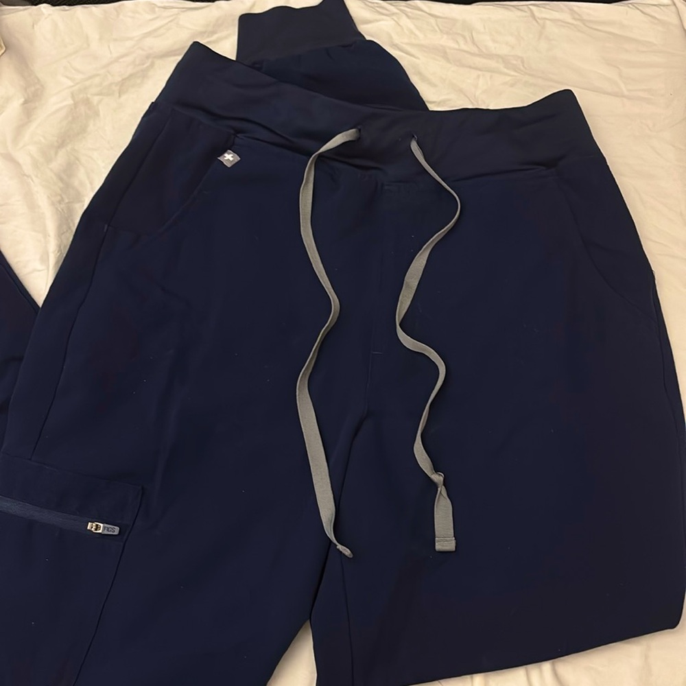 FIGS women’s S navy scrub joggers